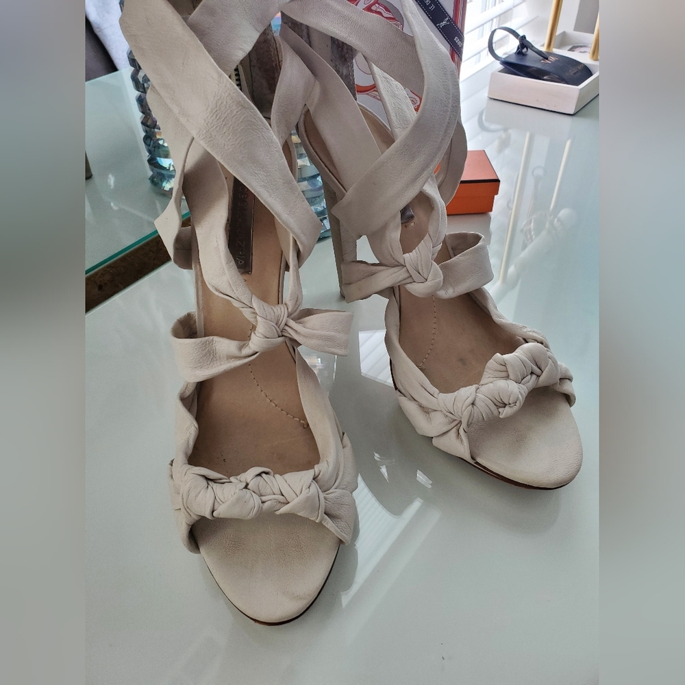 BCBGMaxAzria Light Beige Knotted Leather Heels Sz 10